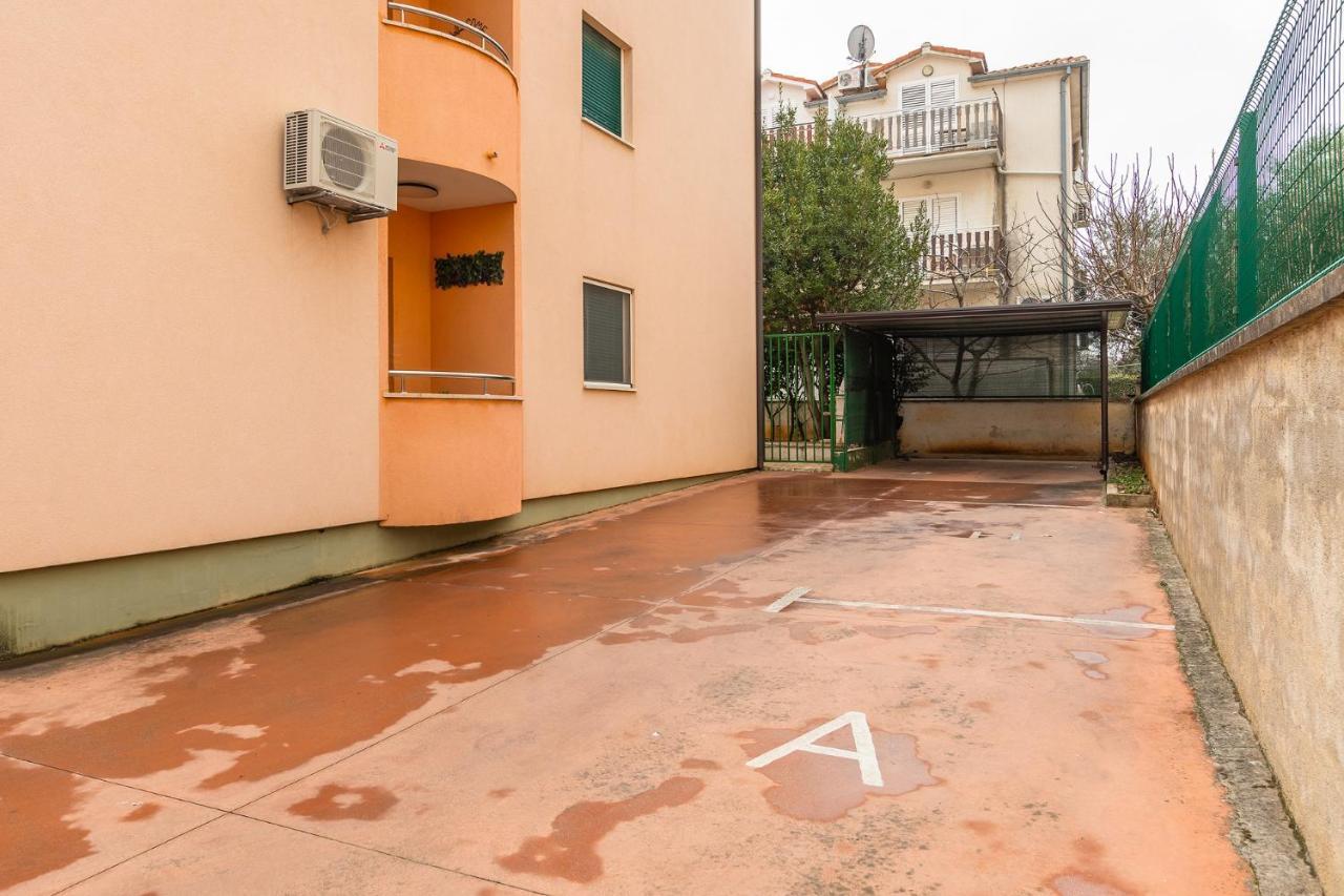 Apartment N&N ロヴィニ エクステリア 写真